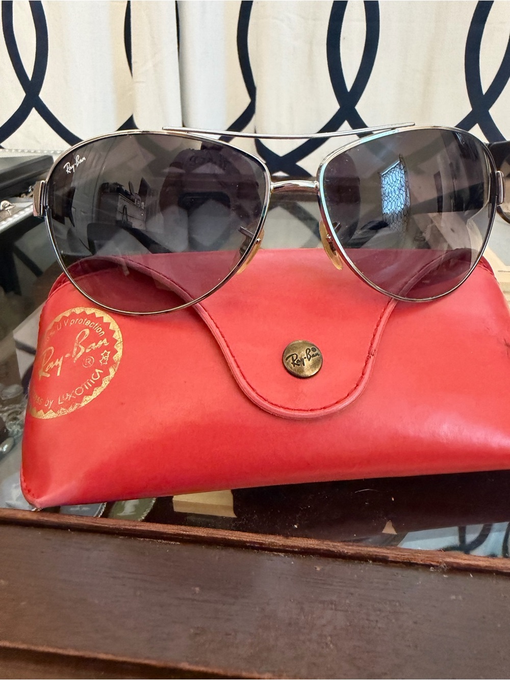 Ray-Ban Aviator Sunglasses with Black Gradient Lenses and Red Case